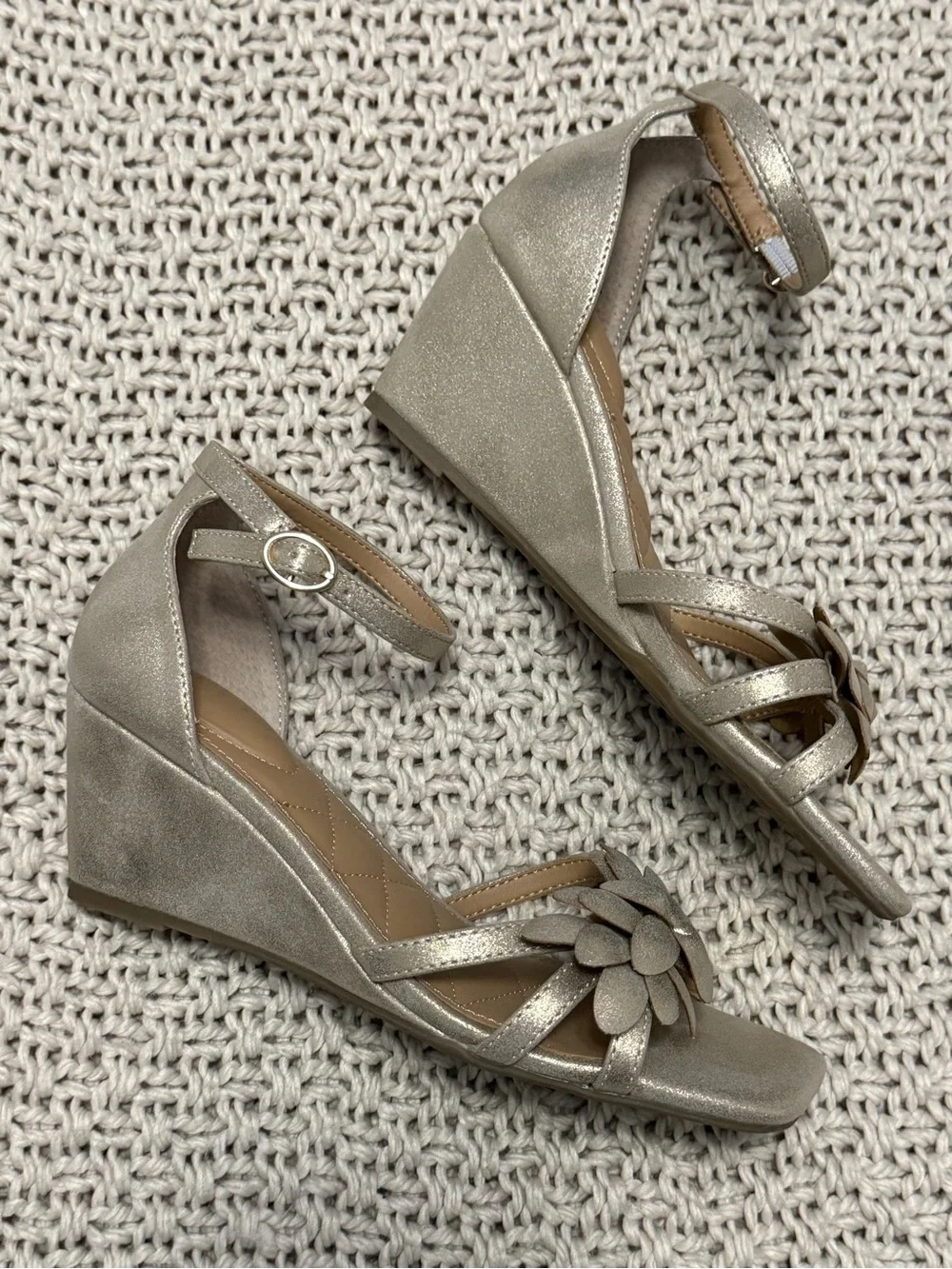 Kelly & Katie Silvery Gold Floral Ankle NWOB-Strap Wedge Sandals Size 6